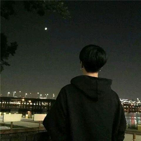 雨夜中的人