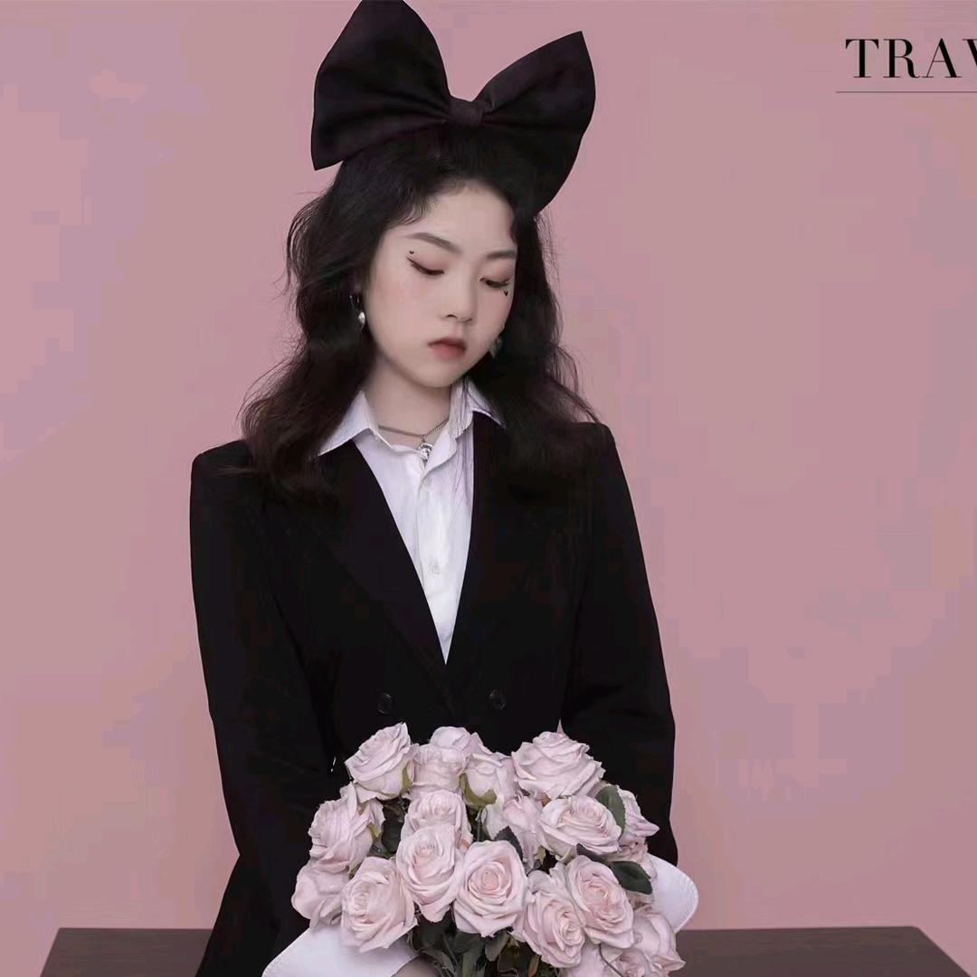 云袖轻摆翩翩舞