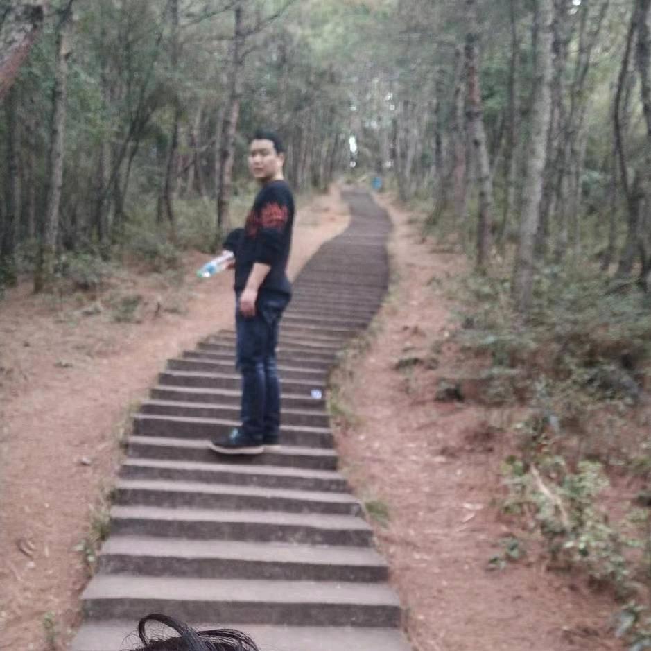 大尾巴一狼