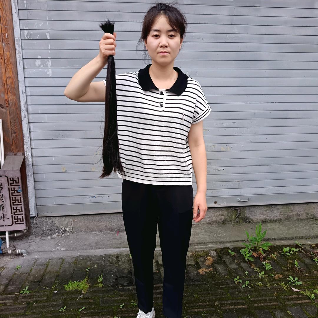 美发师收长头发