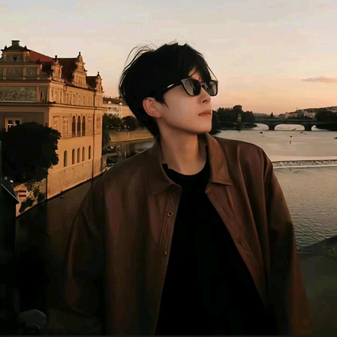 撑伞也是雨中人