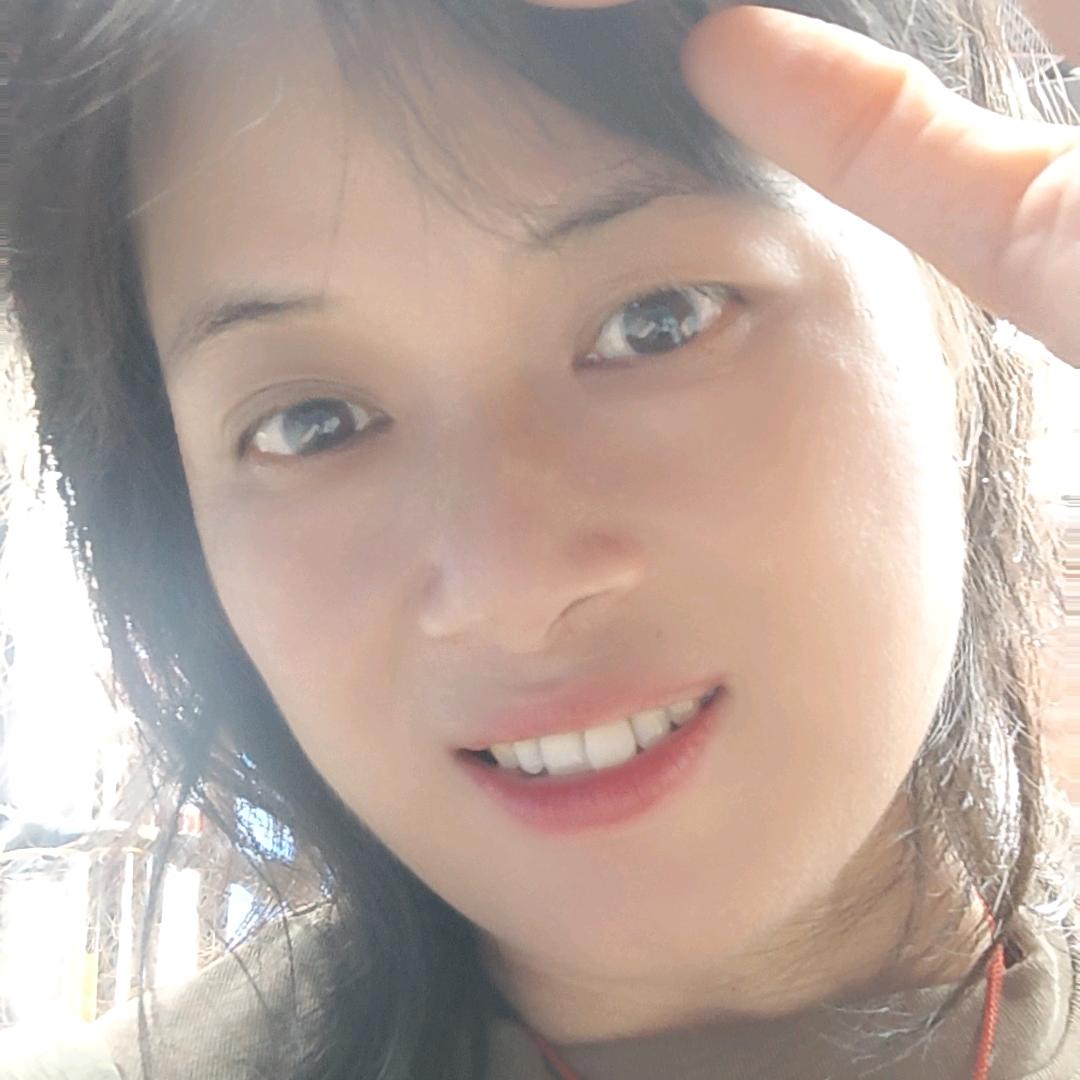 认真工作的巧兰