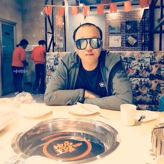 抱着酒瓶的男人