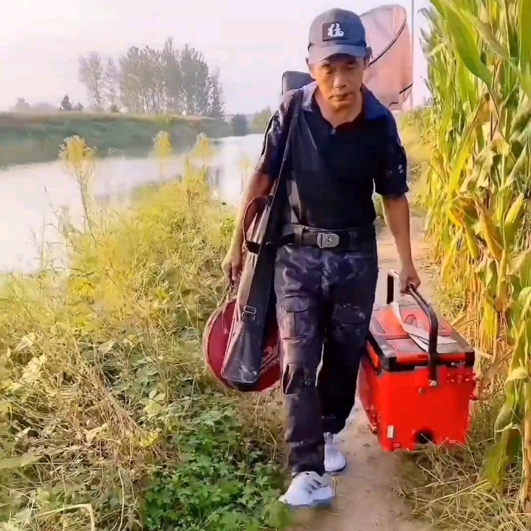 武者夫妻爱钓鱼