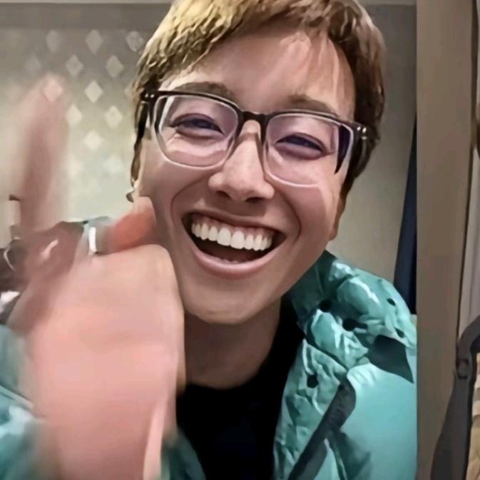 纯情母蟑螂cos壮壮妈骑牛爷爷过马路