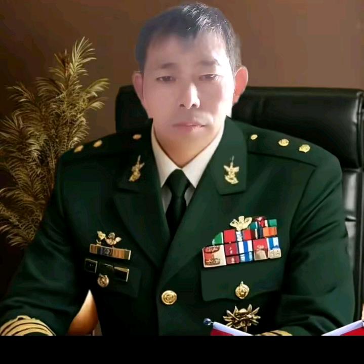 一人撑伞雨中行