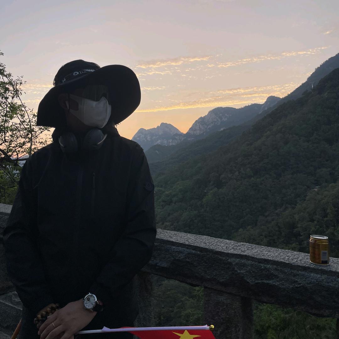 下课跑得最快那男的