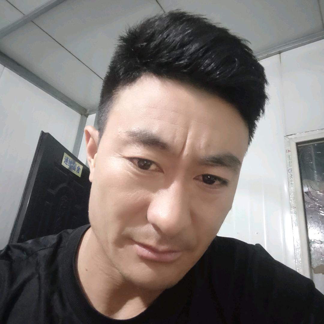 杯中倒满无情酒