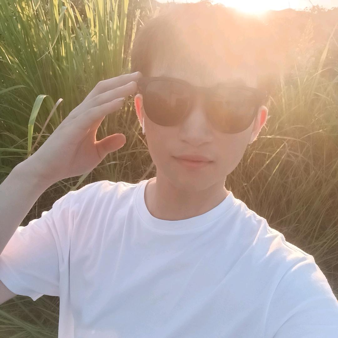 仰着头°看着太阳