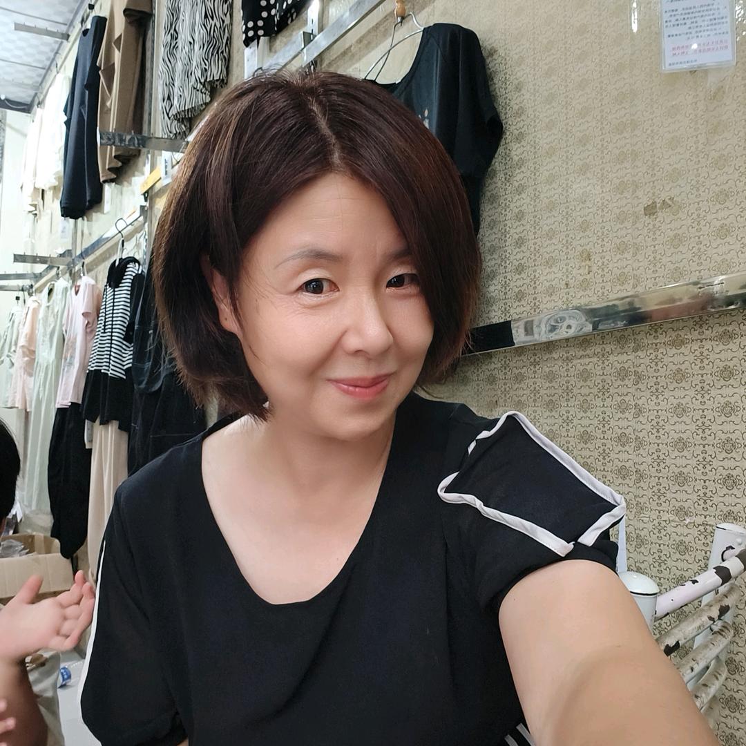 孙吉古镇市场月亮人，漂亮女人品牌女装