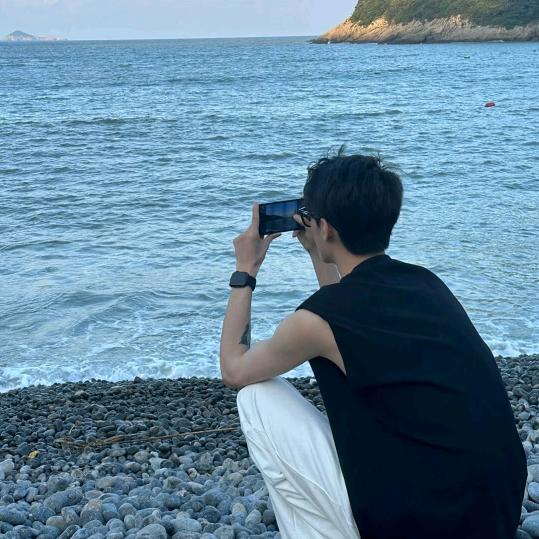 不会打羽毛球的我