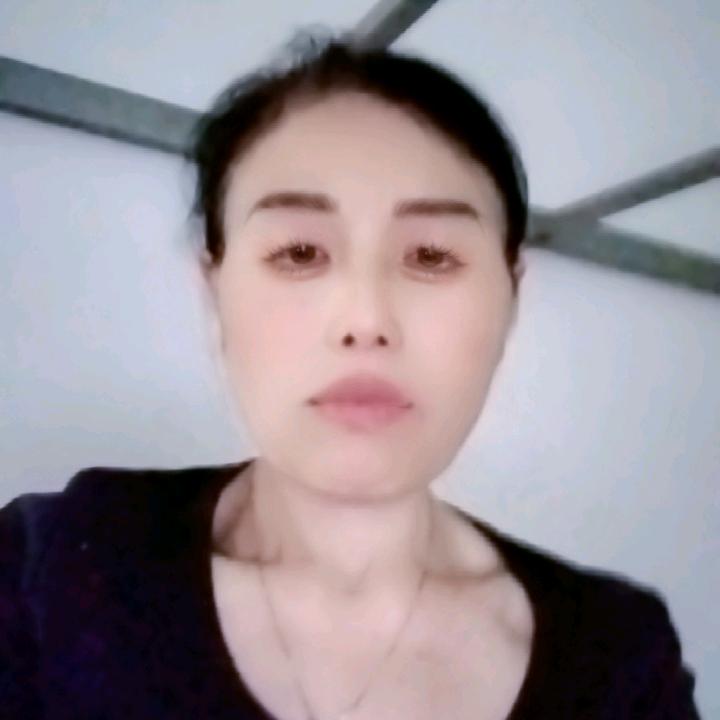 贵州的农村人唱歌，聊天，直播。