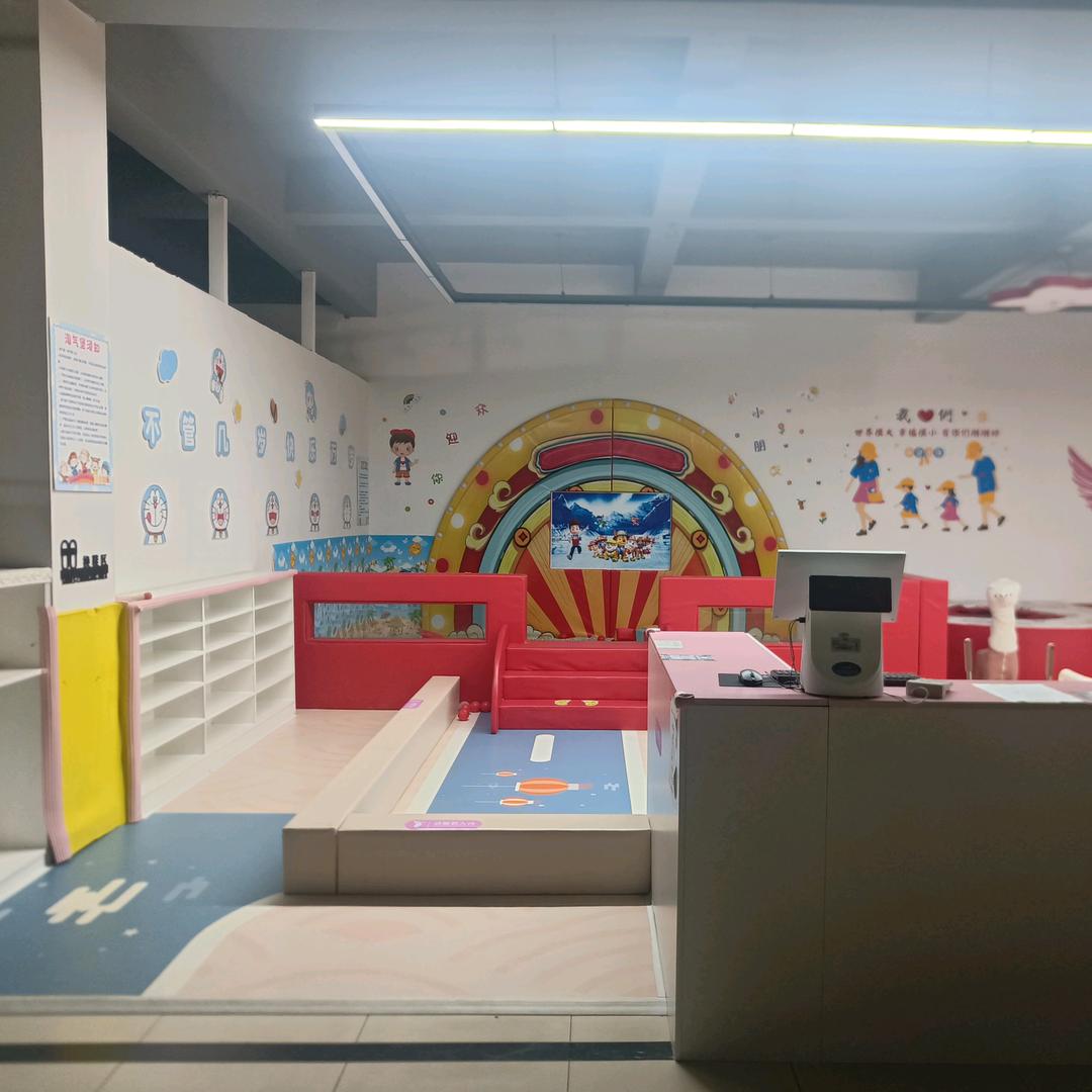 易购广场百盛店儿童乐园三层