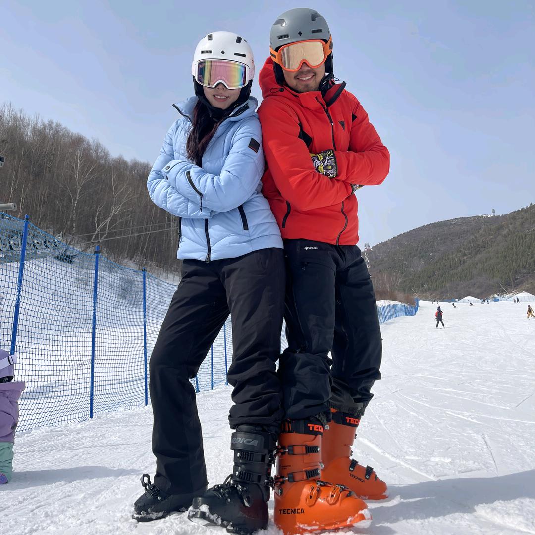 滑雪小李小王哥