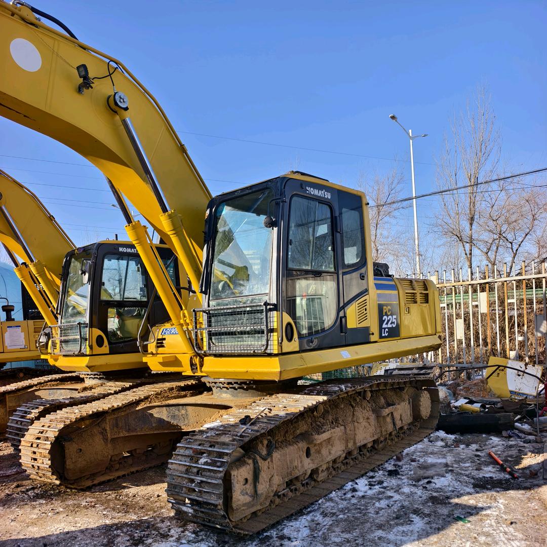 元隆嘎巴硬挖机