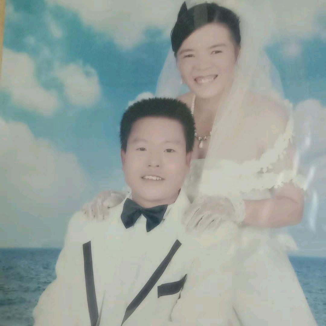 单亲妈妈守护两个宝