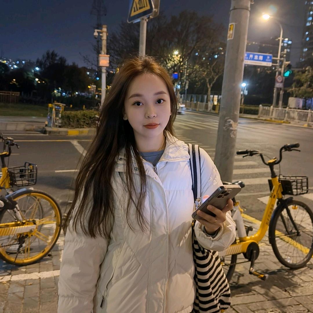 左撇子的小姐姐。