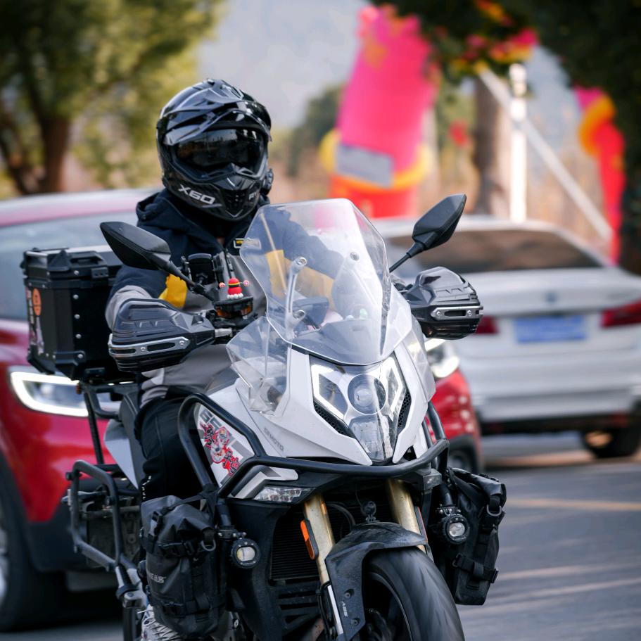 🌈骑摩托的老六