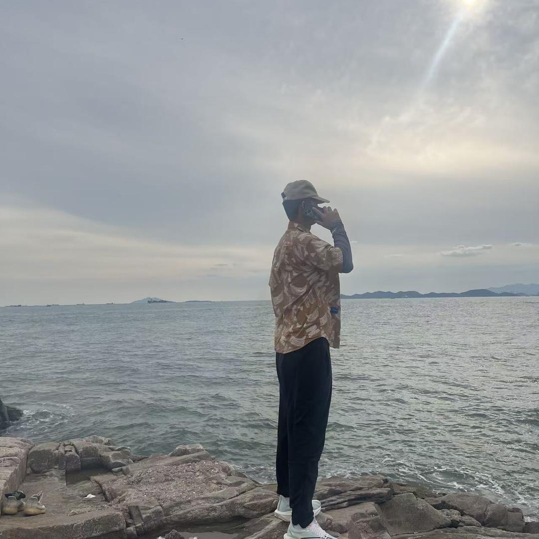 缓缓飘落的枫叶