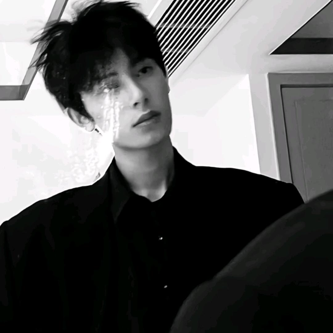 忘.，