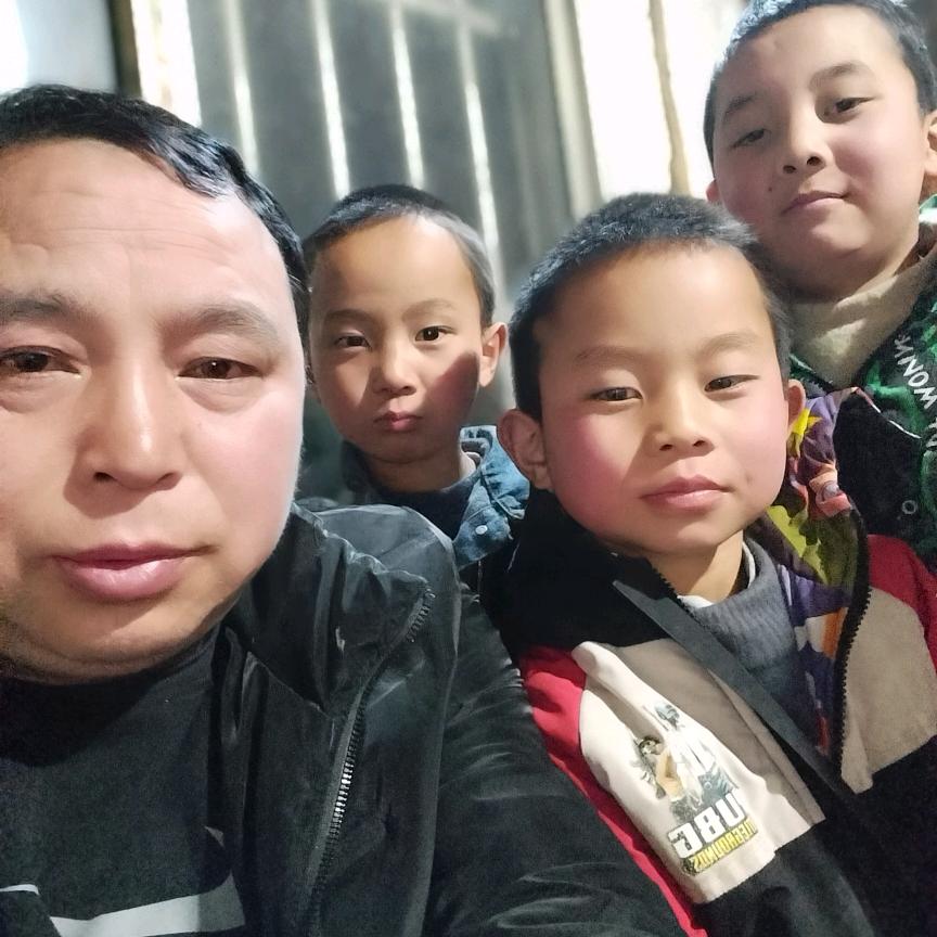 单身爸爸一个人带三个小孩