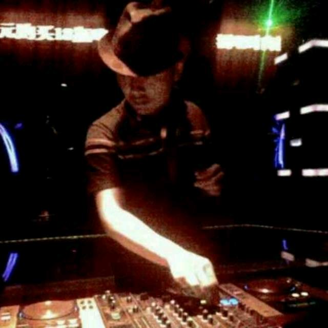 白毛音乐铺（02年入行DJ）