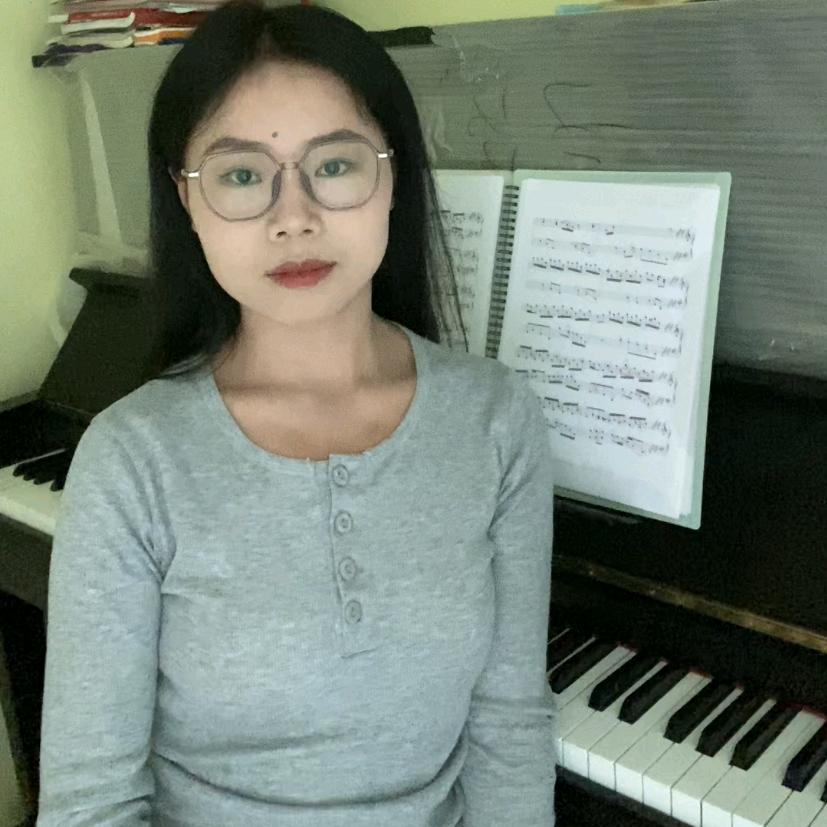 威宁教钢琴的范老师