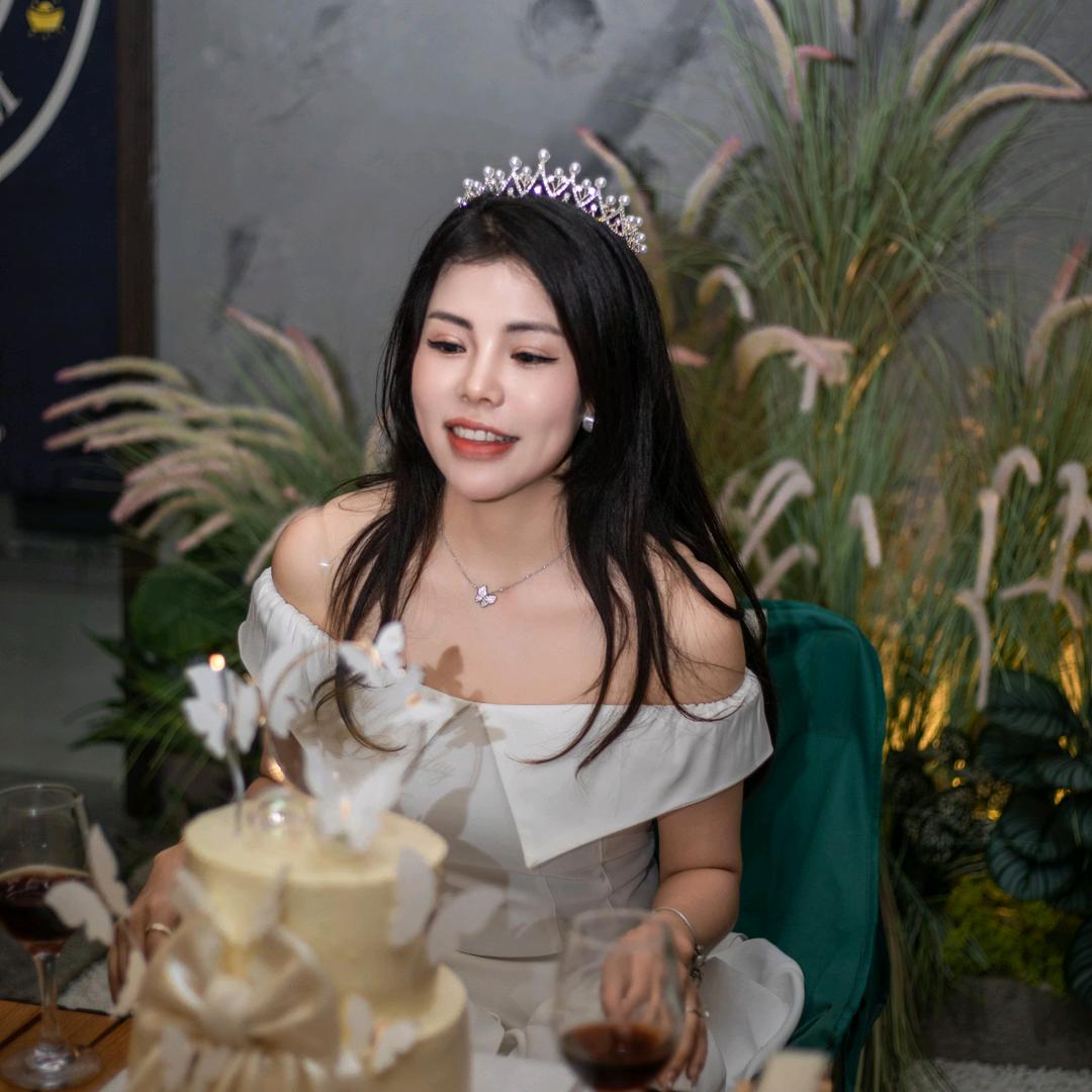 妖 妖 • 女 装