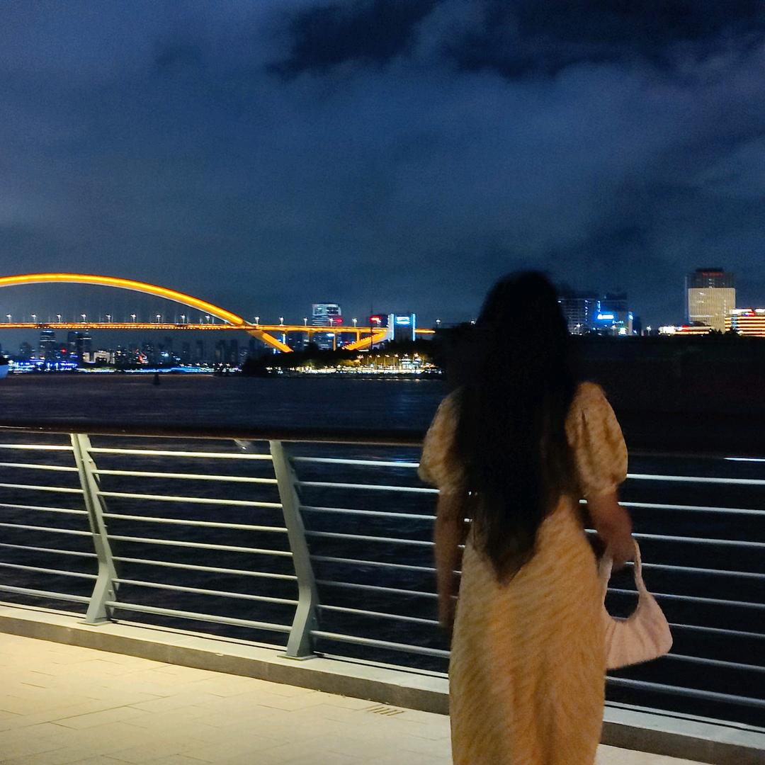 爱喝水的小铃铛