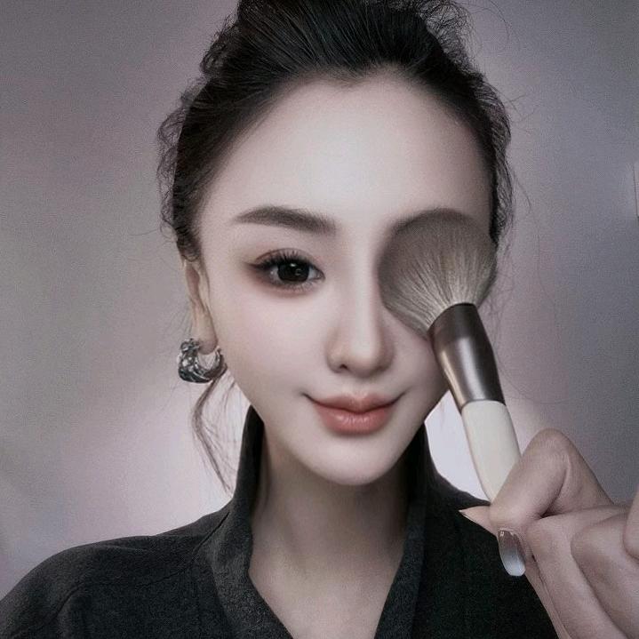 补口红的安娜姐