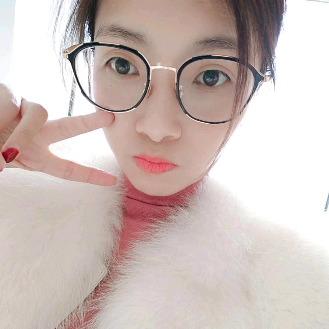 80后的阿姨在做衣服