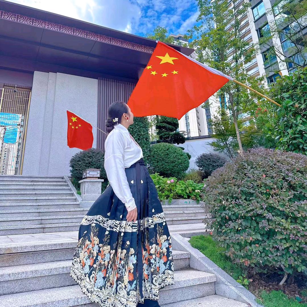 右 耳