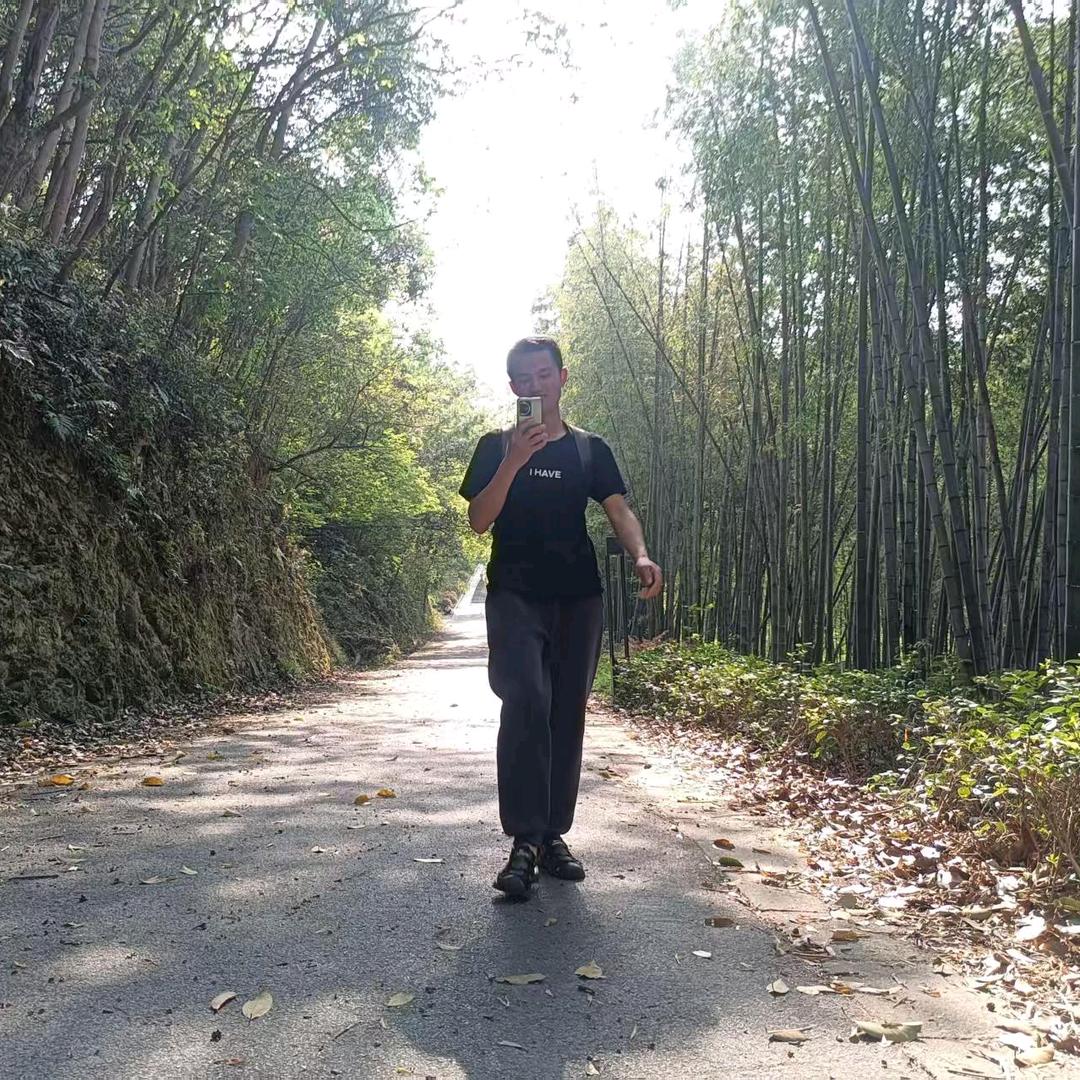 小鱼儿摸鱼