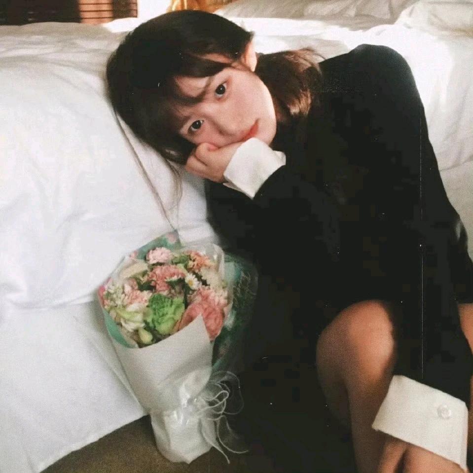 月光落在左手上