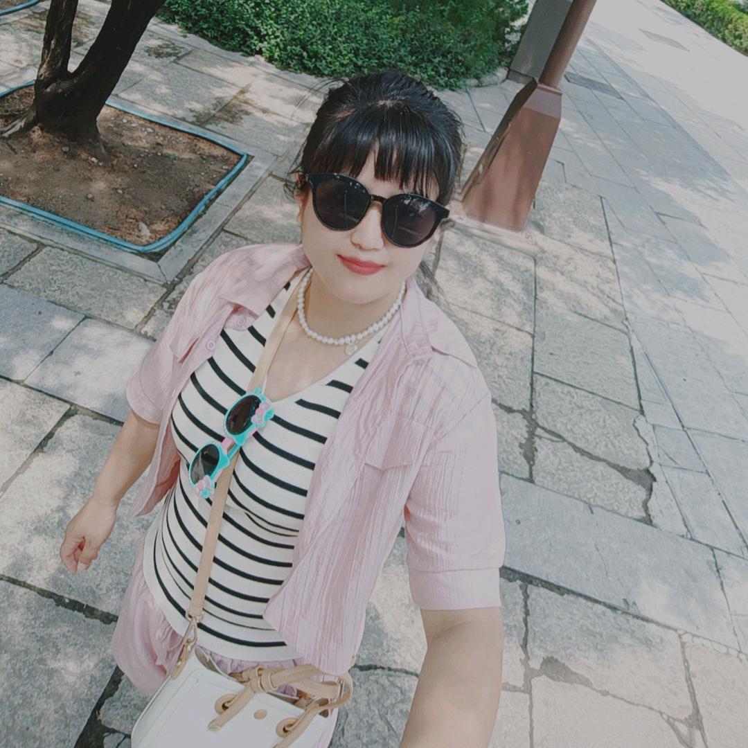 嫣然一笑百花迟