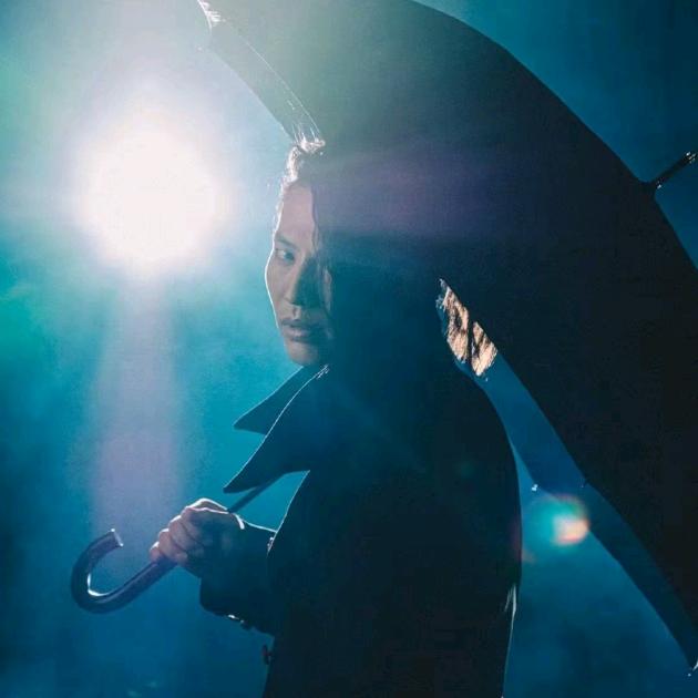 夕阳下的背带裤