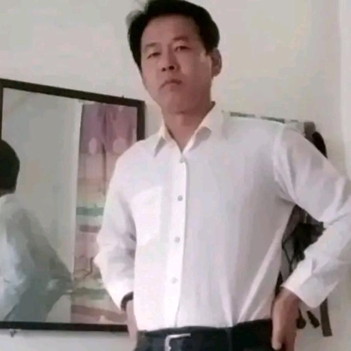 雄鹰展翅