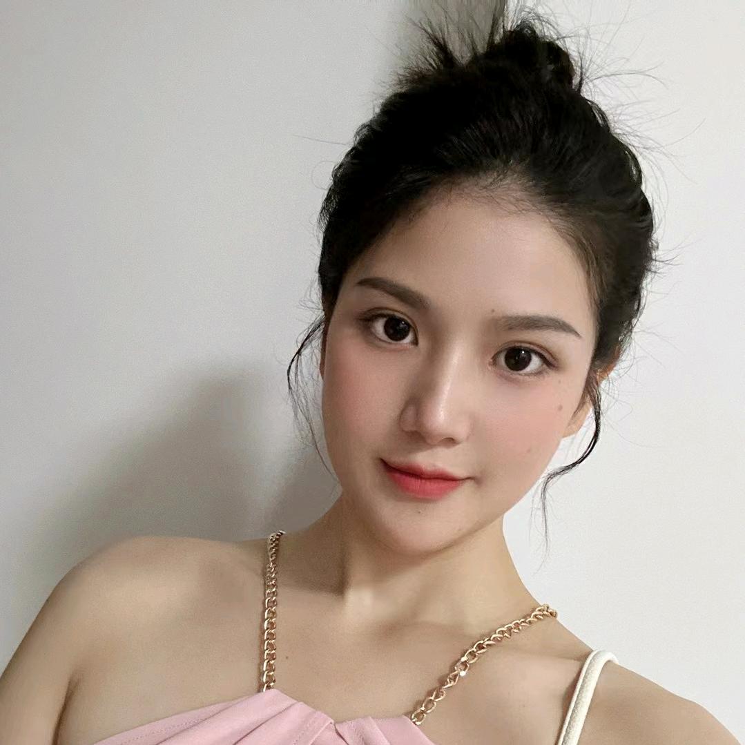 黄伊伊伊