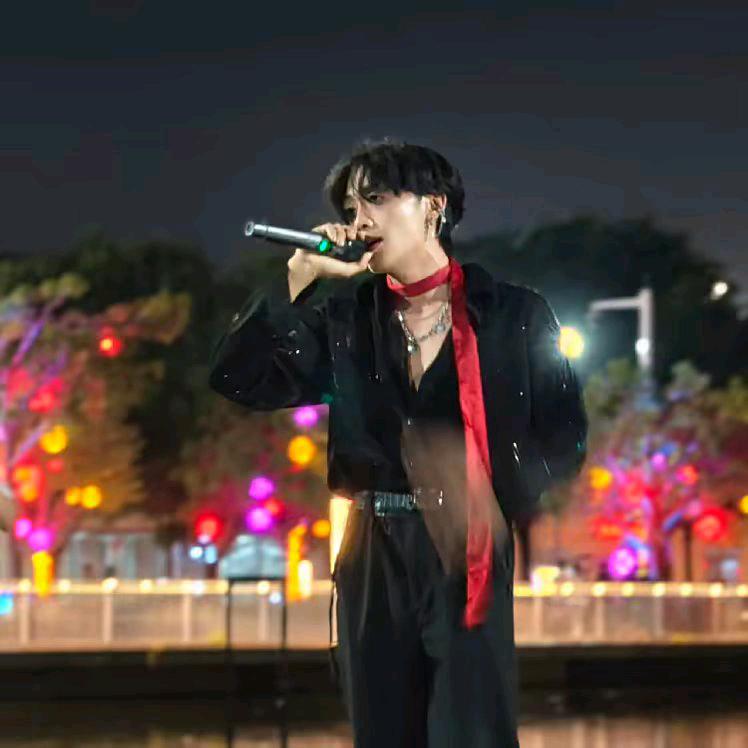 中国🇨🇳苗族歌手情杨nqlooj