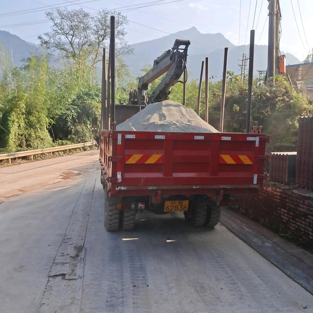 强哥无人机吊运