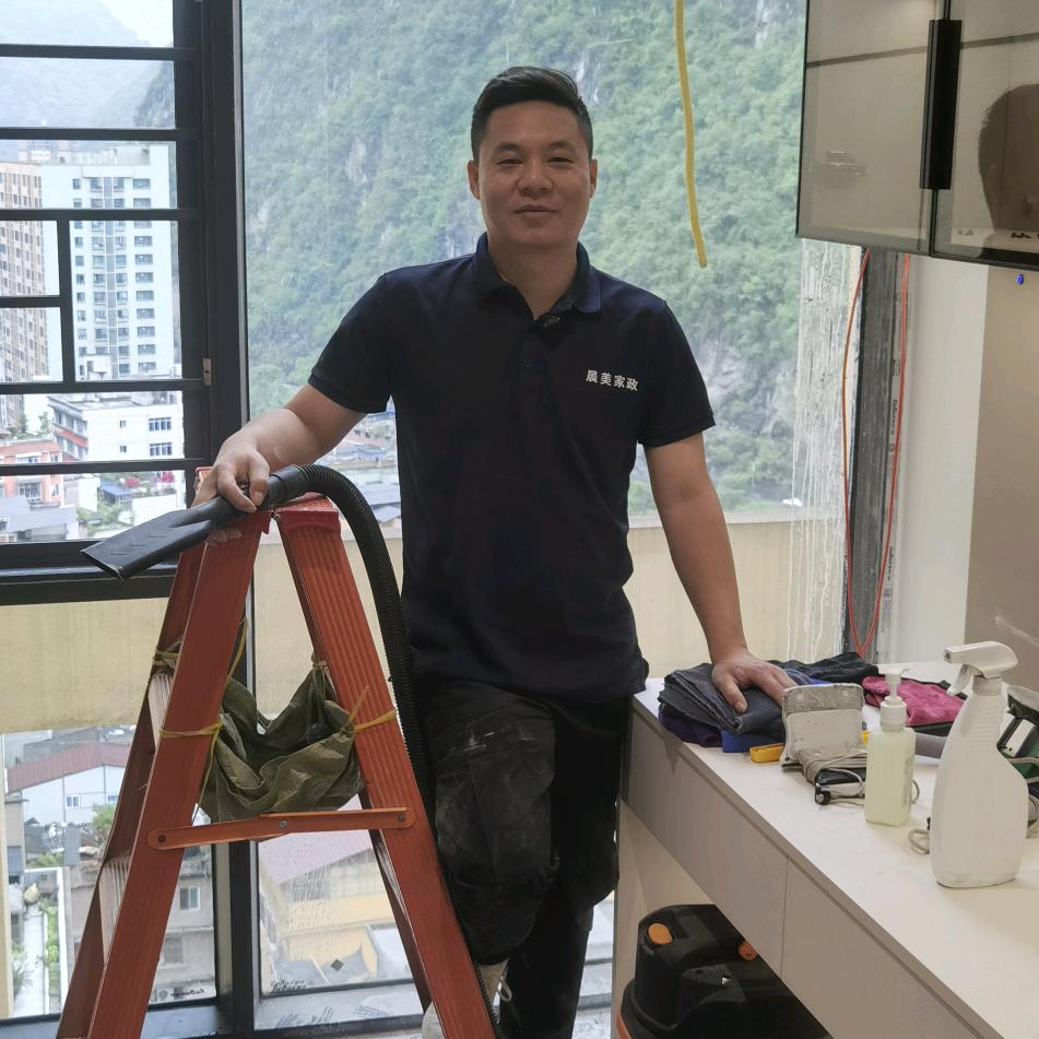 在盐津做家政的小骆