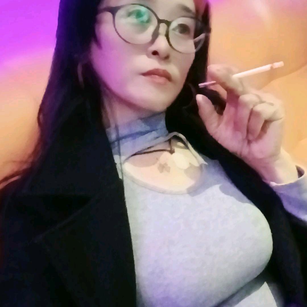 女王💔独守一座空城