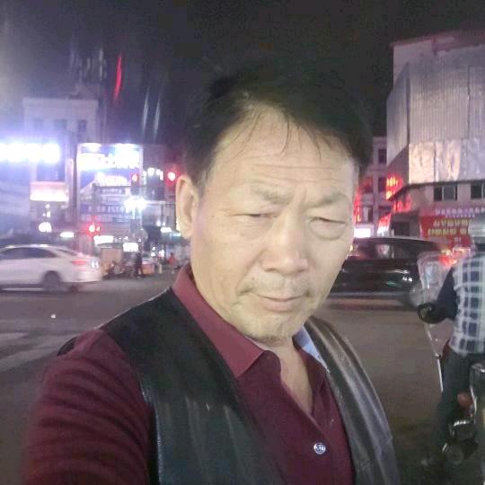 在你后面说话。