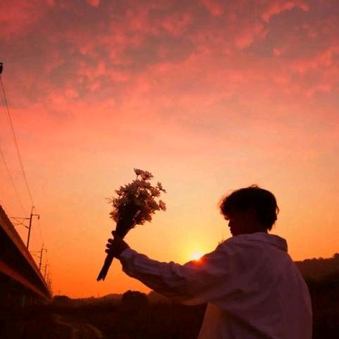 黄昏下追逐繁星的孩子