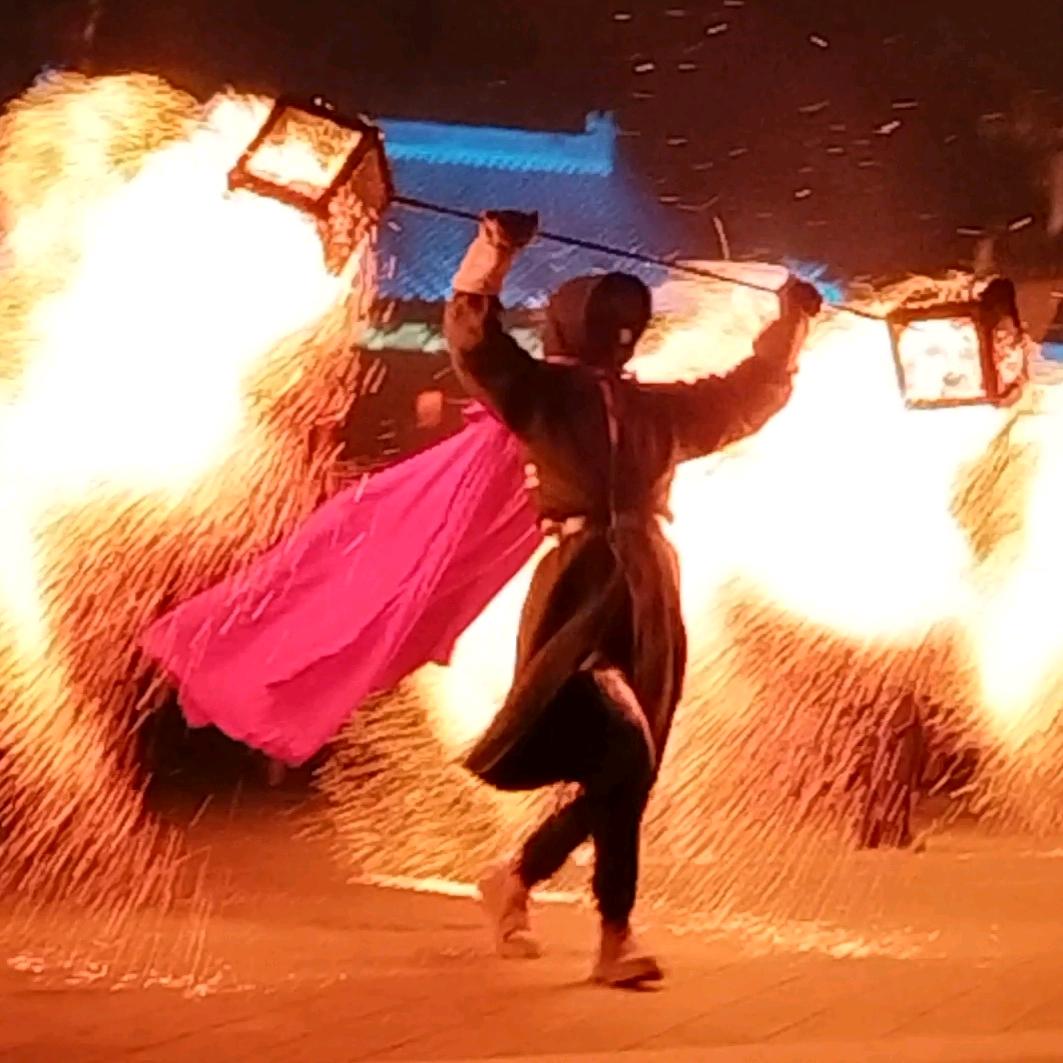 打铁花火壶火虎炭花舞（火树银花艺术团）@抖音