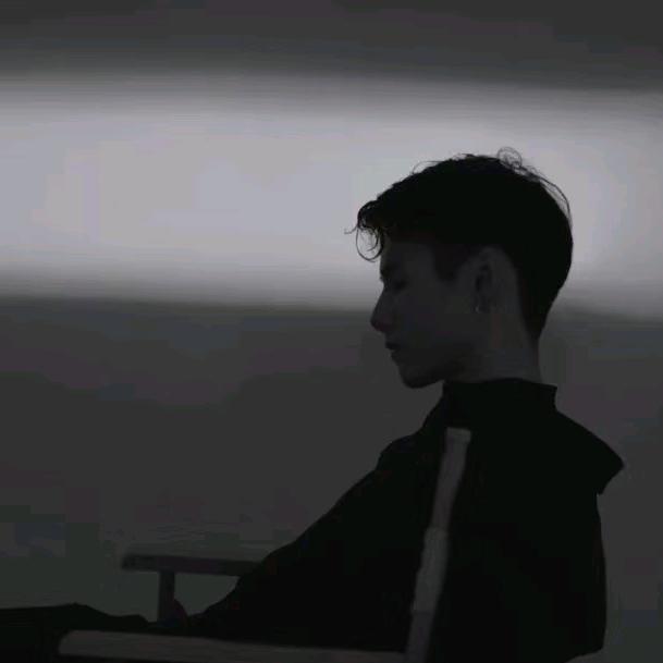 着迷。