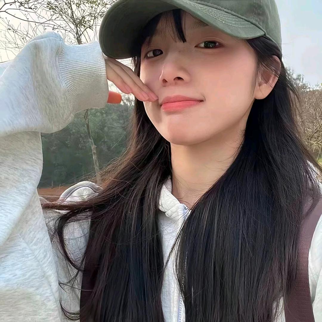 街椿树下猫