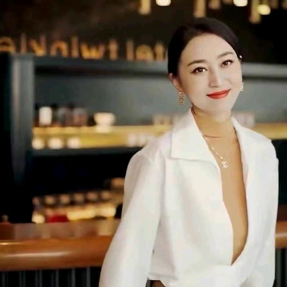 白婷.
