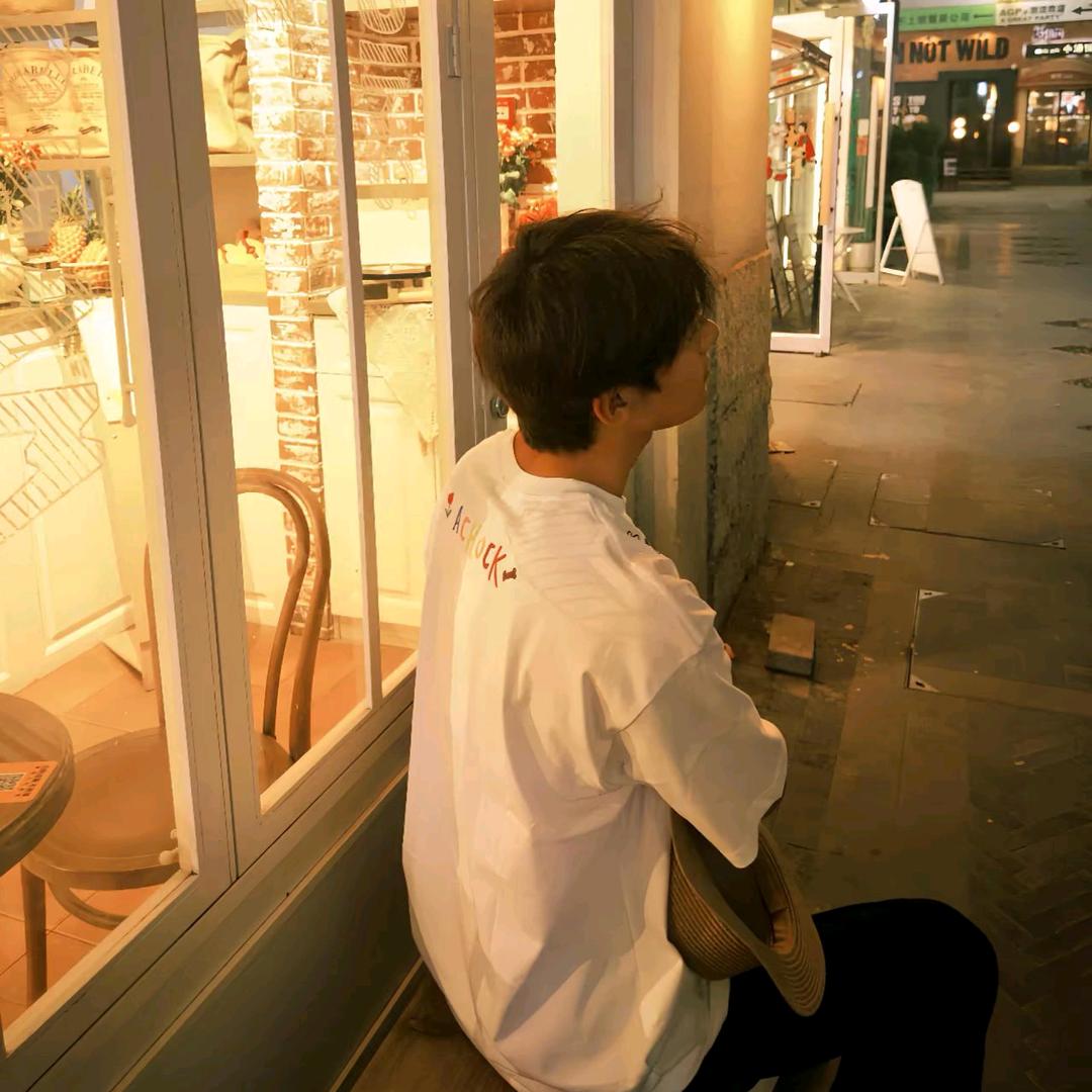 可爱小生半夜偷吃米老鼠