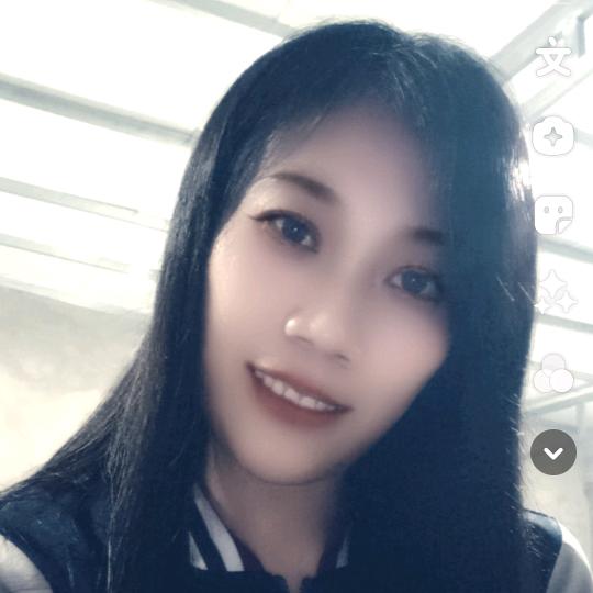碗中的白开水，是温的